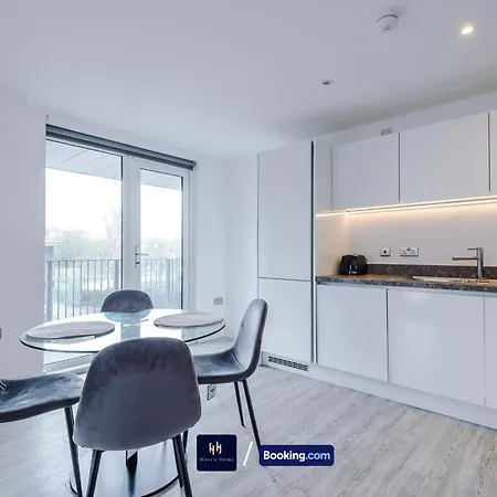 Modern 2 Bed Apartment With Balcony By Host A Home Manchester Exterior foto