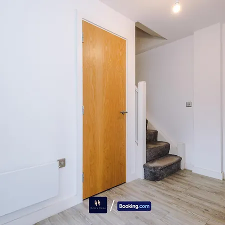 Modern 2 Bed Apartment With Balcony By Host A Home Manchester Exterior foto