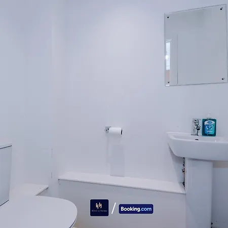 Modern 2 Bed Apartment With Balcony By Host A Home Manchester Exterior foto