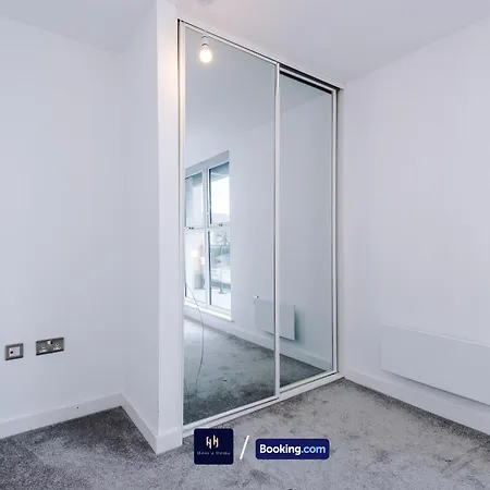 Modern 2 Bed Apartment With Balcony By Host A Home Manchester Exterior foto