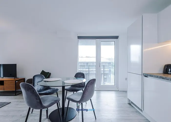 Modern 2 Bed Apartment With Balcony By Host A Home