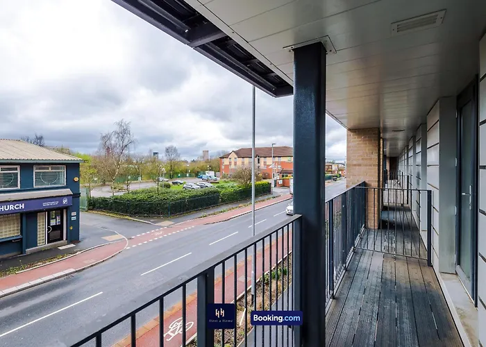 Modern 2 Bed Apartment With Balcony By Host A Home