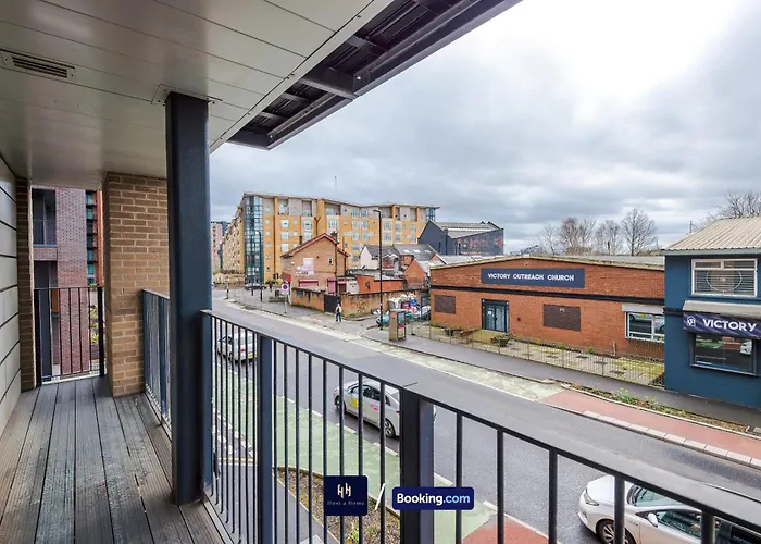 Modern 2 Bed Apartment With Balcony By Host A Home