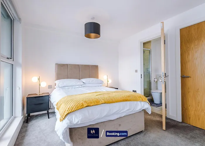 Modern 2 Bed Apartment With Balcony By Host A Home
