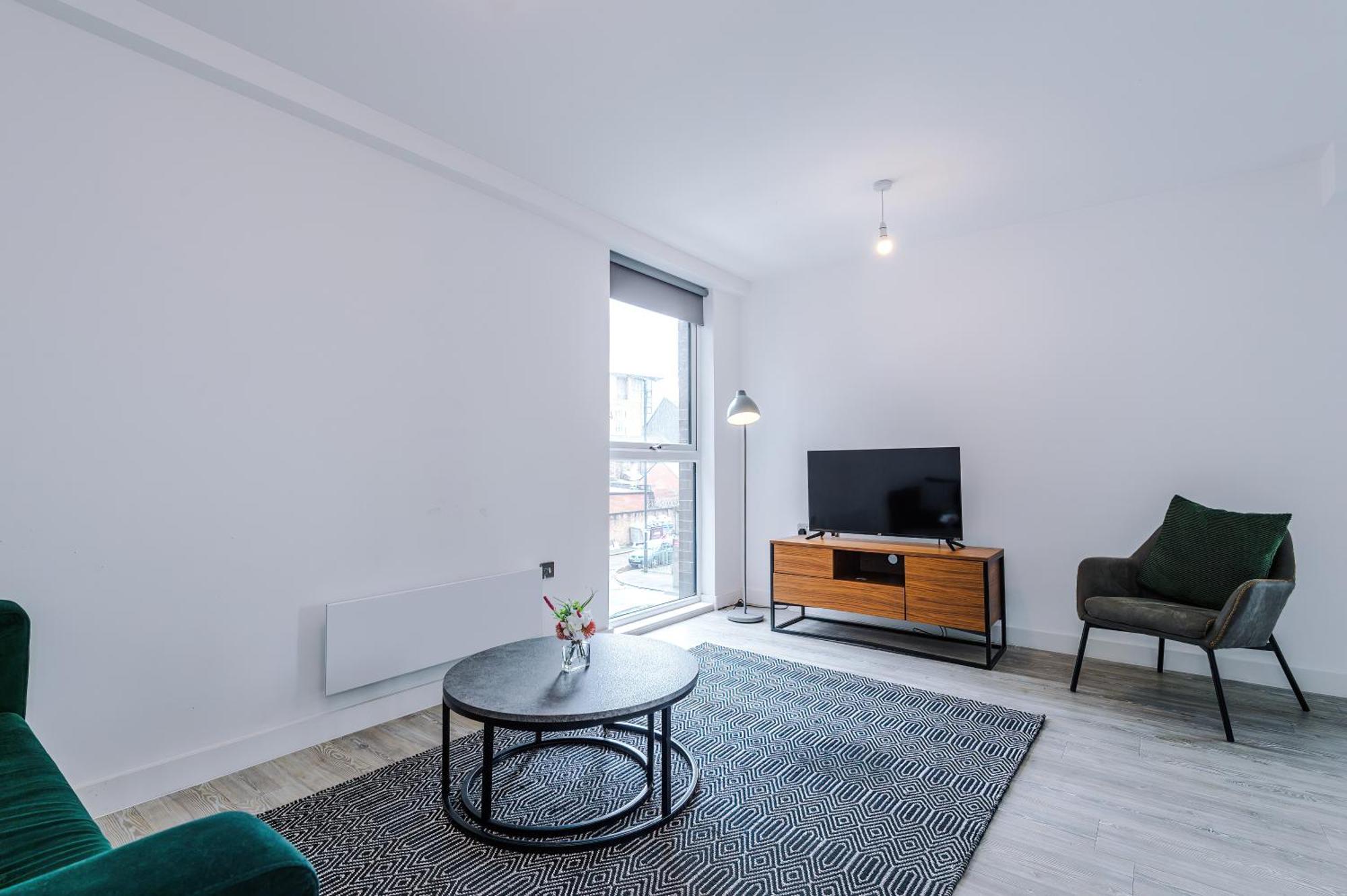 Modern 2 Bed With Balcony By Host A