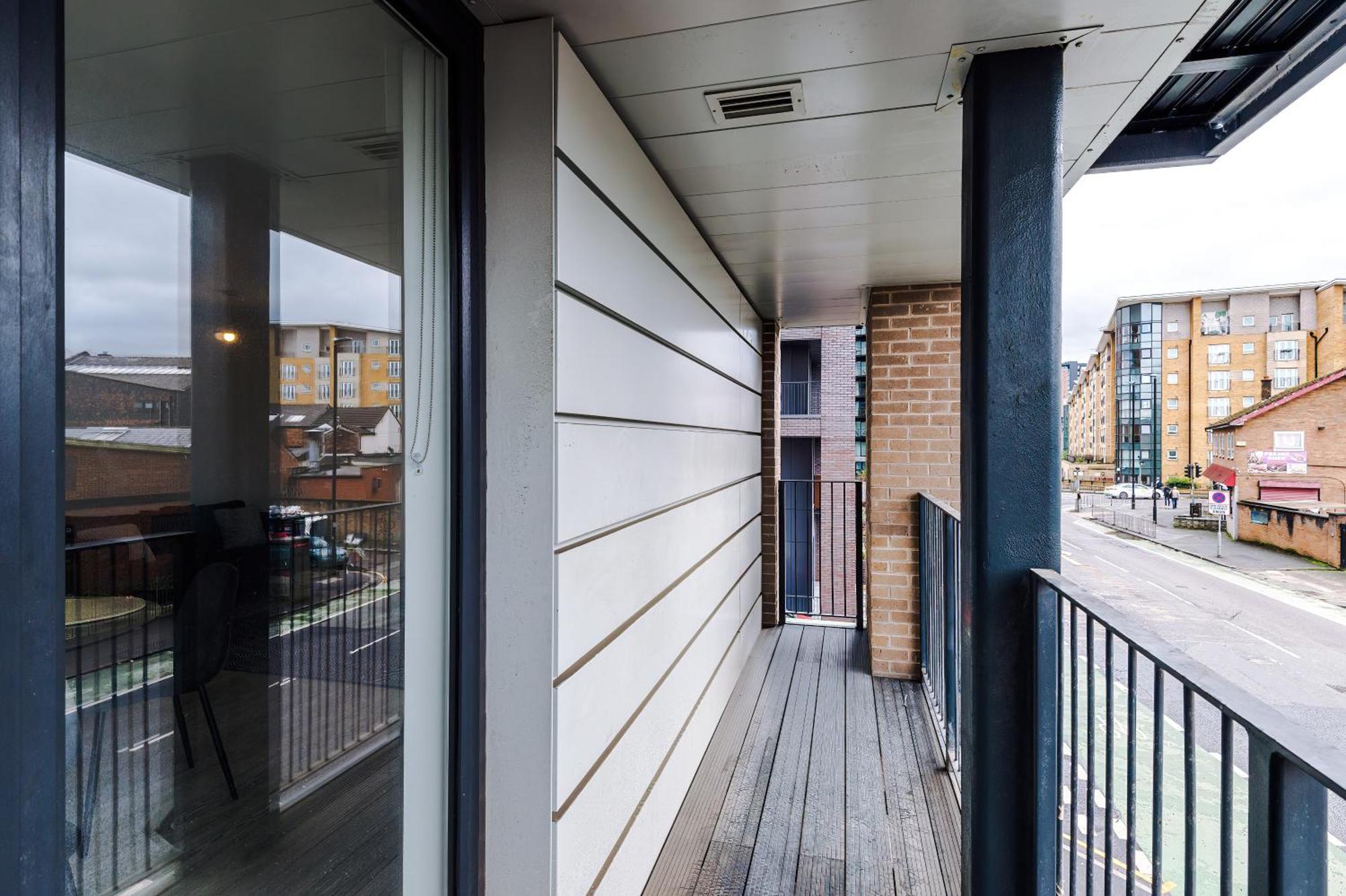 Modern 2 Bed With Balcony By Host A *