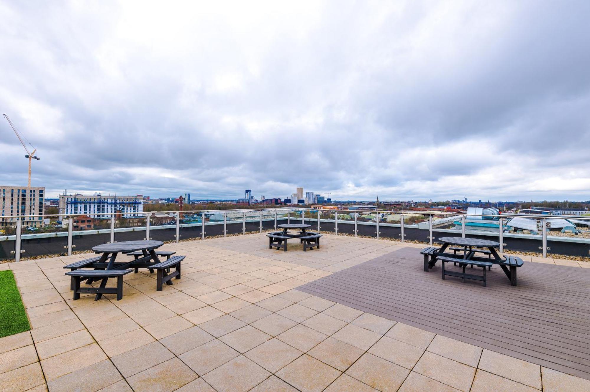 Modern 2 Bed With Balcony By Host A Apartment