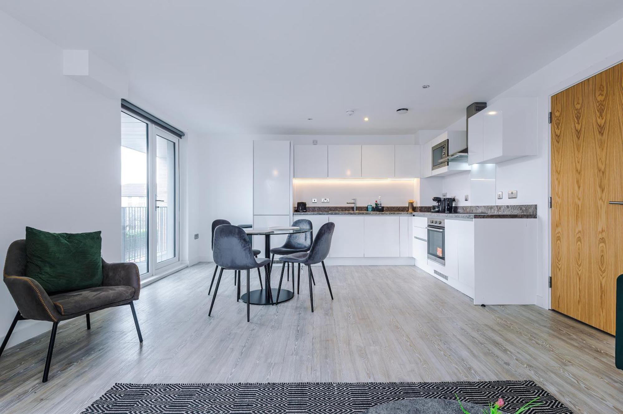 Modern 2 Bed With Balcony By Host A *