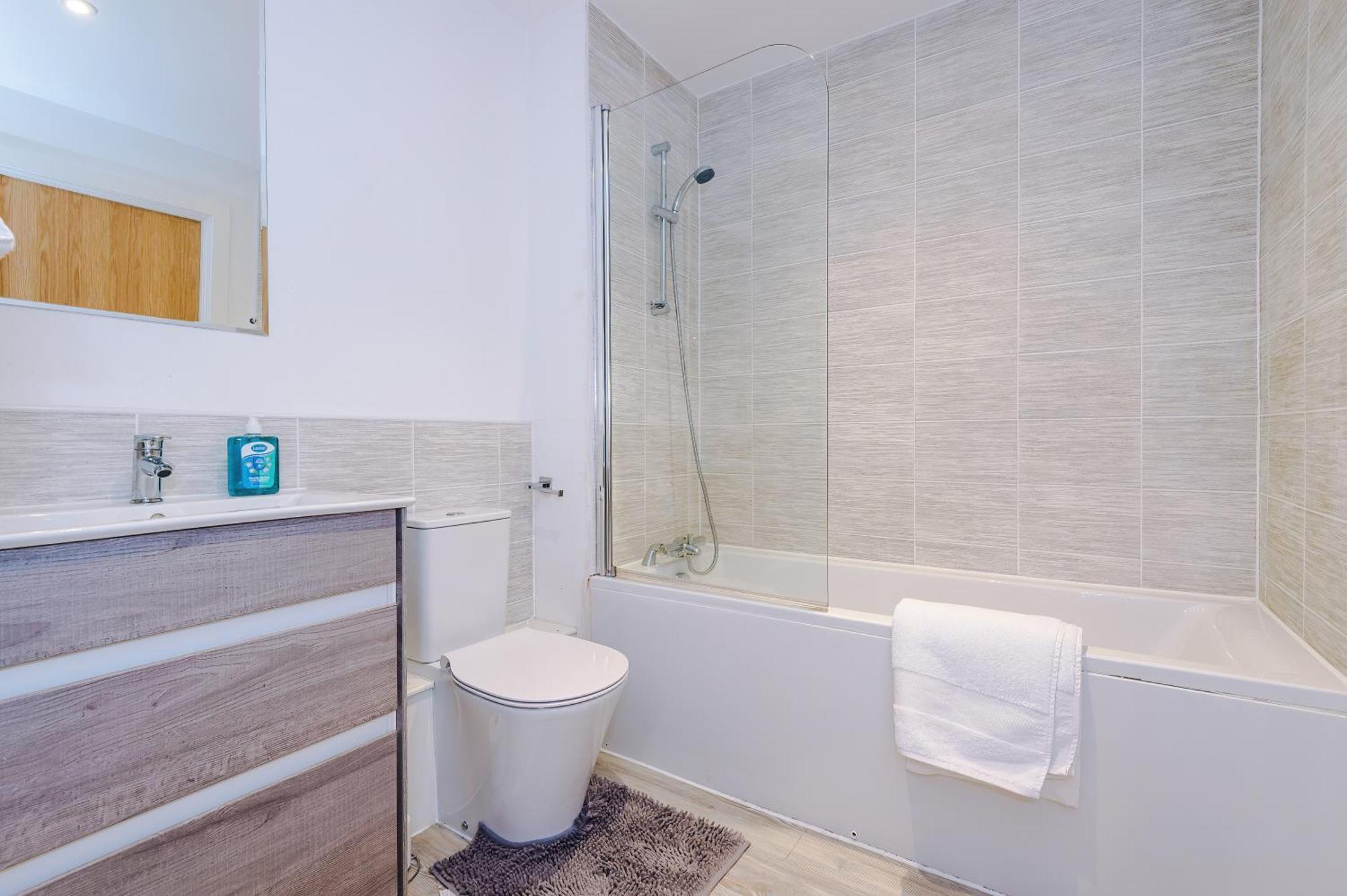 Apartment Modern 2 Bed With Balcony By Host A