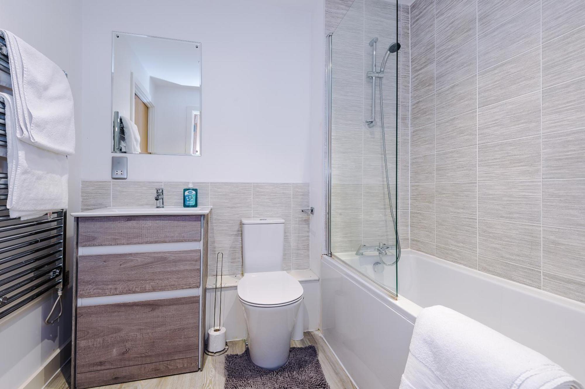 Modern 2 Bed With Balcony By Host A Manchester