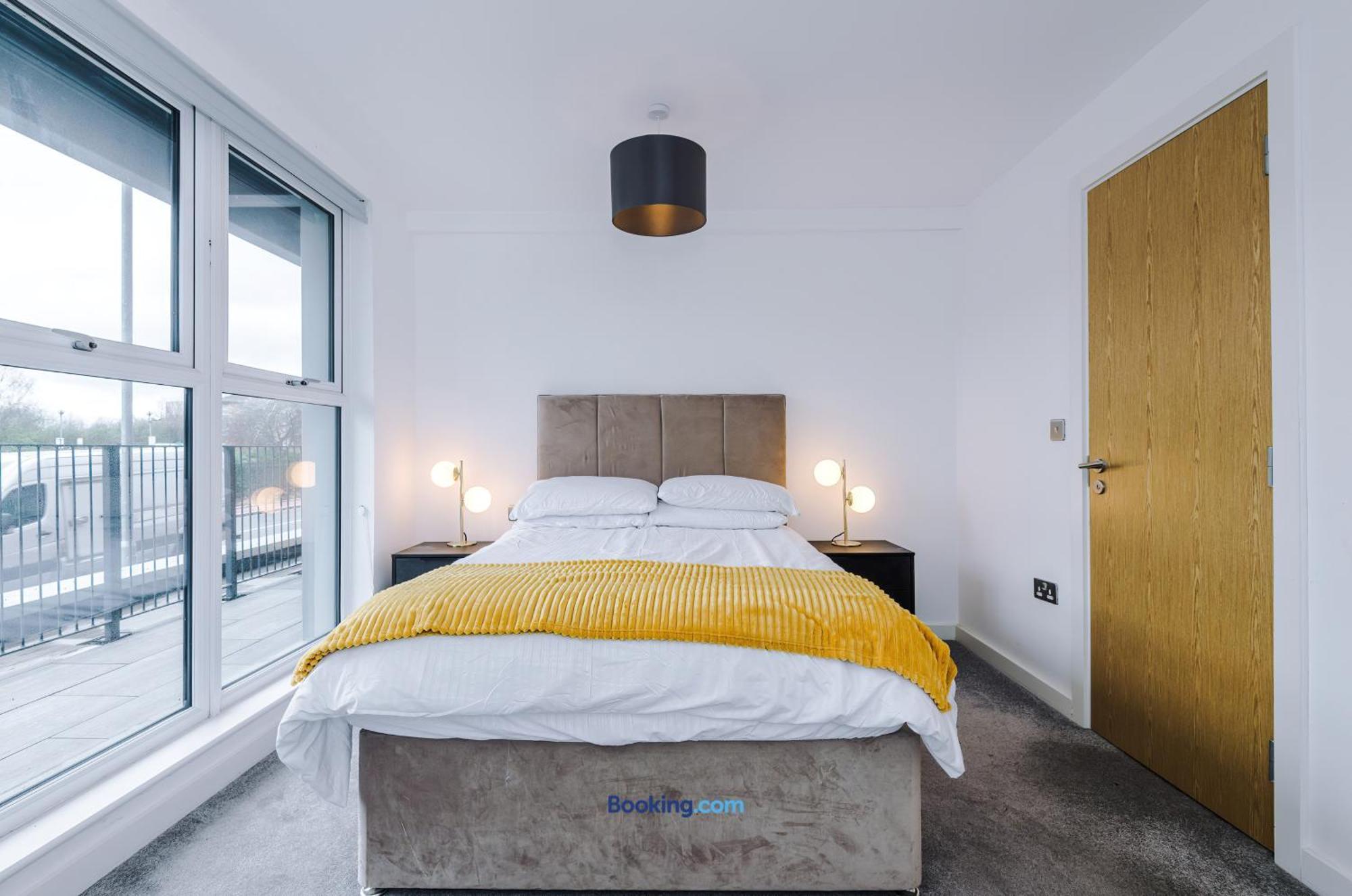 Modern 2 Bed With Balcony By Host A