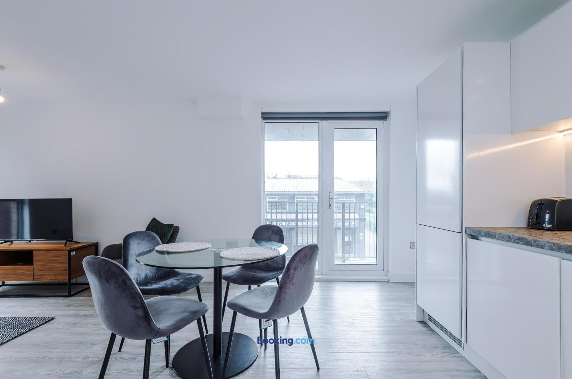 Modern 2 Bed With Balcony By Host A Apartment Manchester