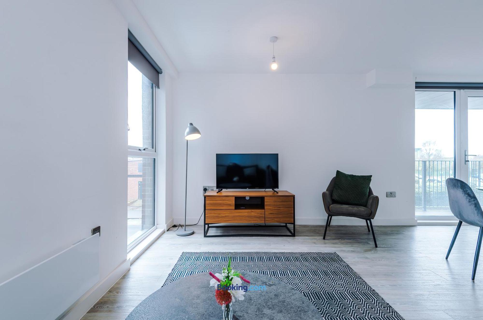 Modern 2 Bed With Balcony By Host A