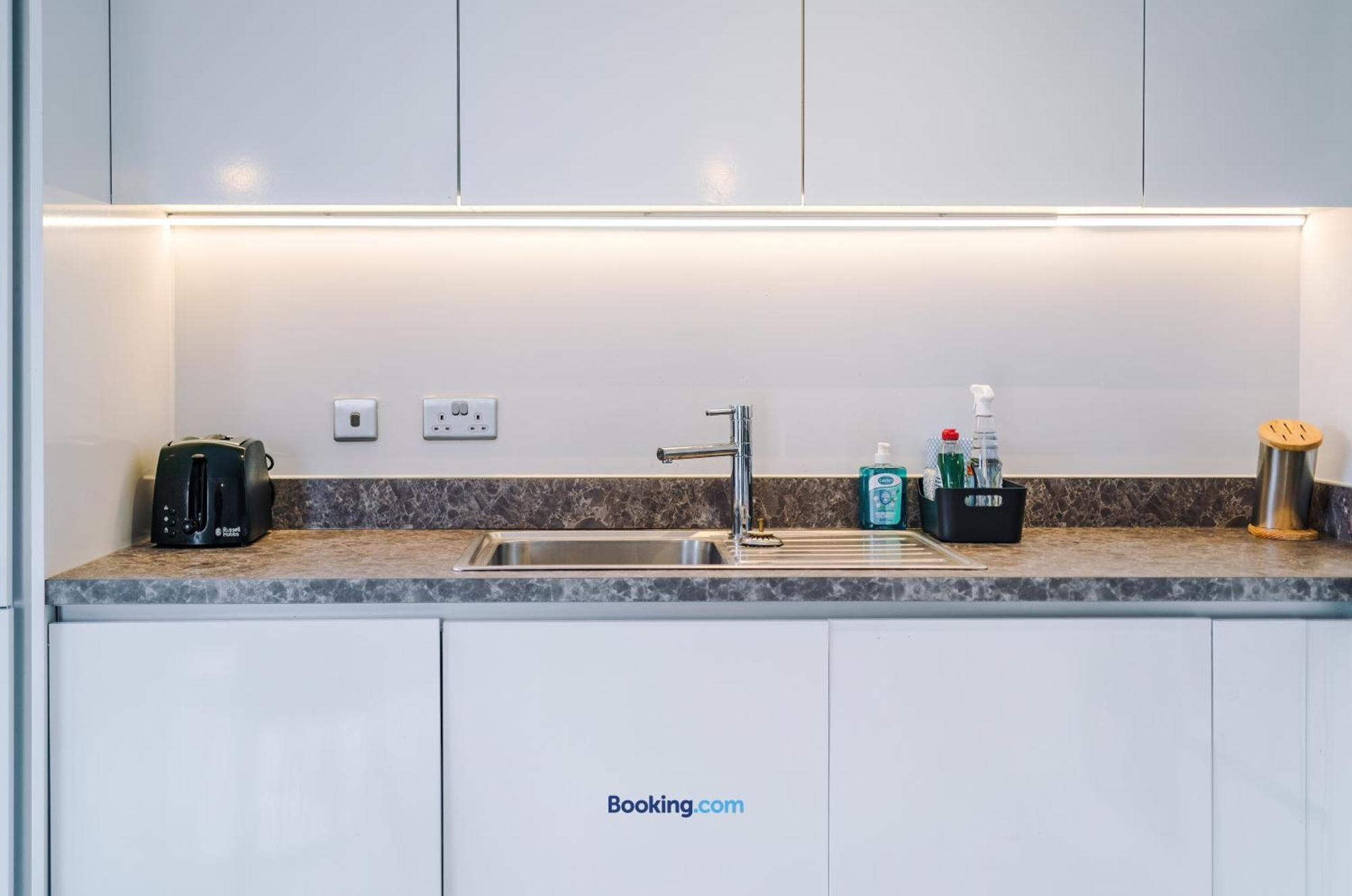 Apartment Modern 2 Bed With Balcony By Host A Manchester