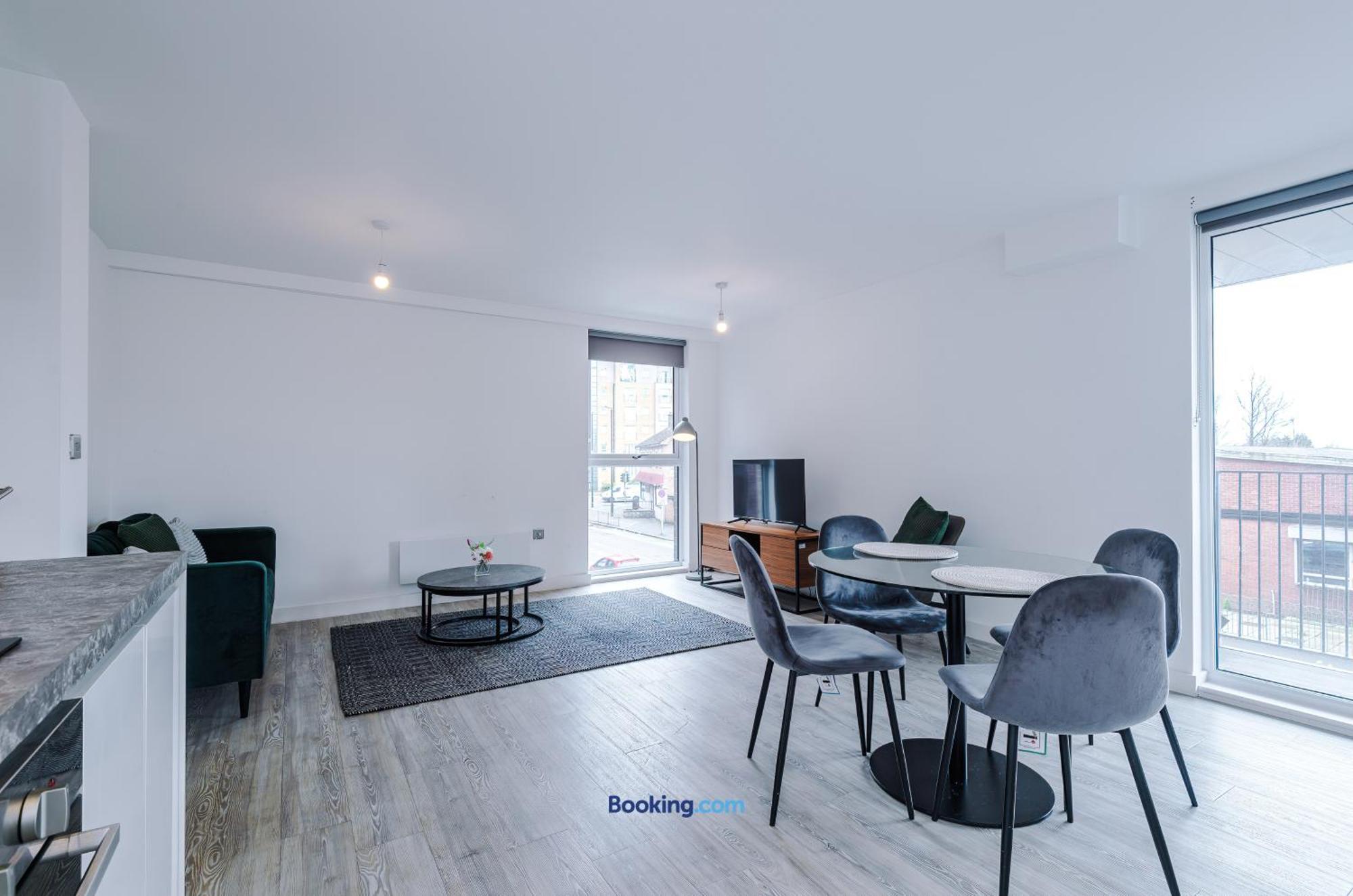 Modern 2 Bed With Balcony By Host A *