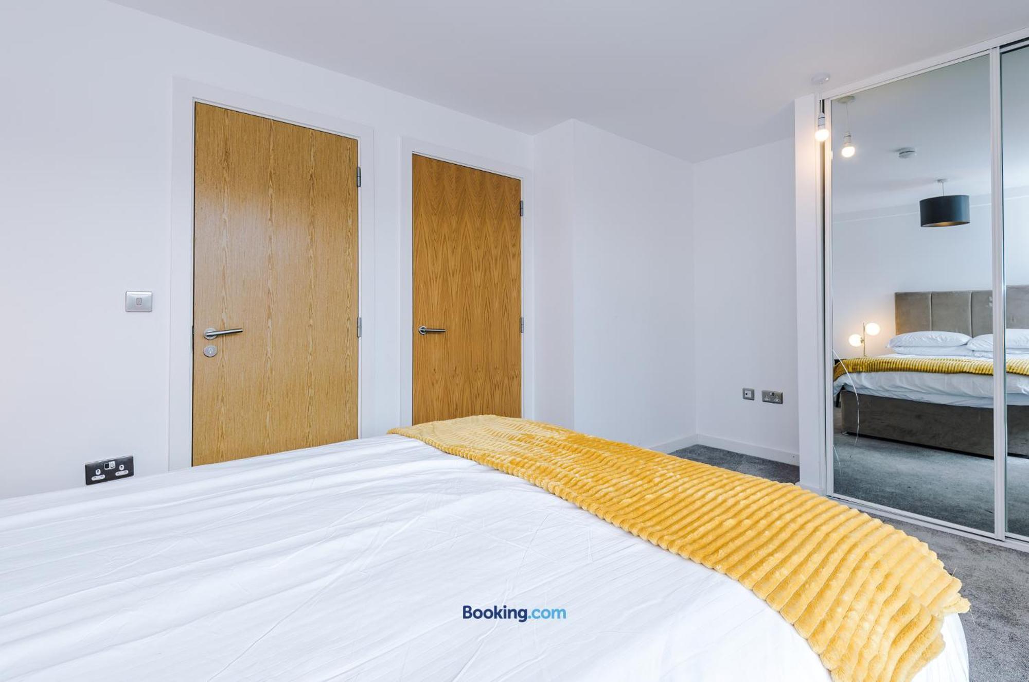 Modern 2 Bed With Balcony By Host A *