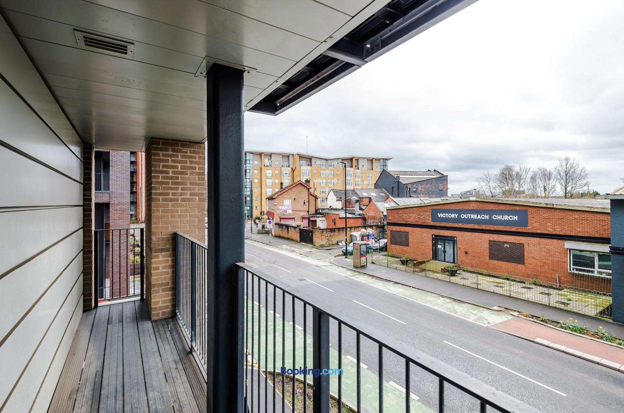 Modern 2 Bed With Balcony By Host A Manchester