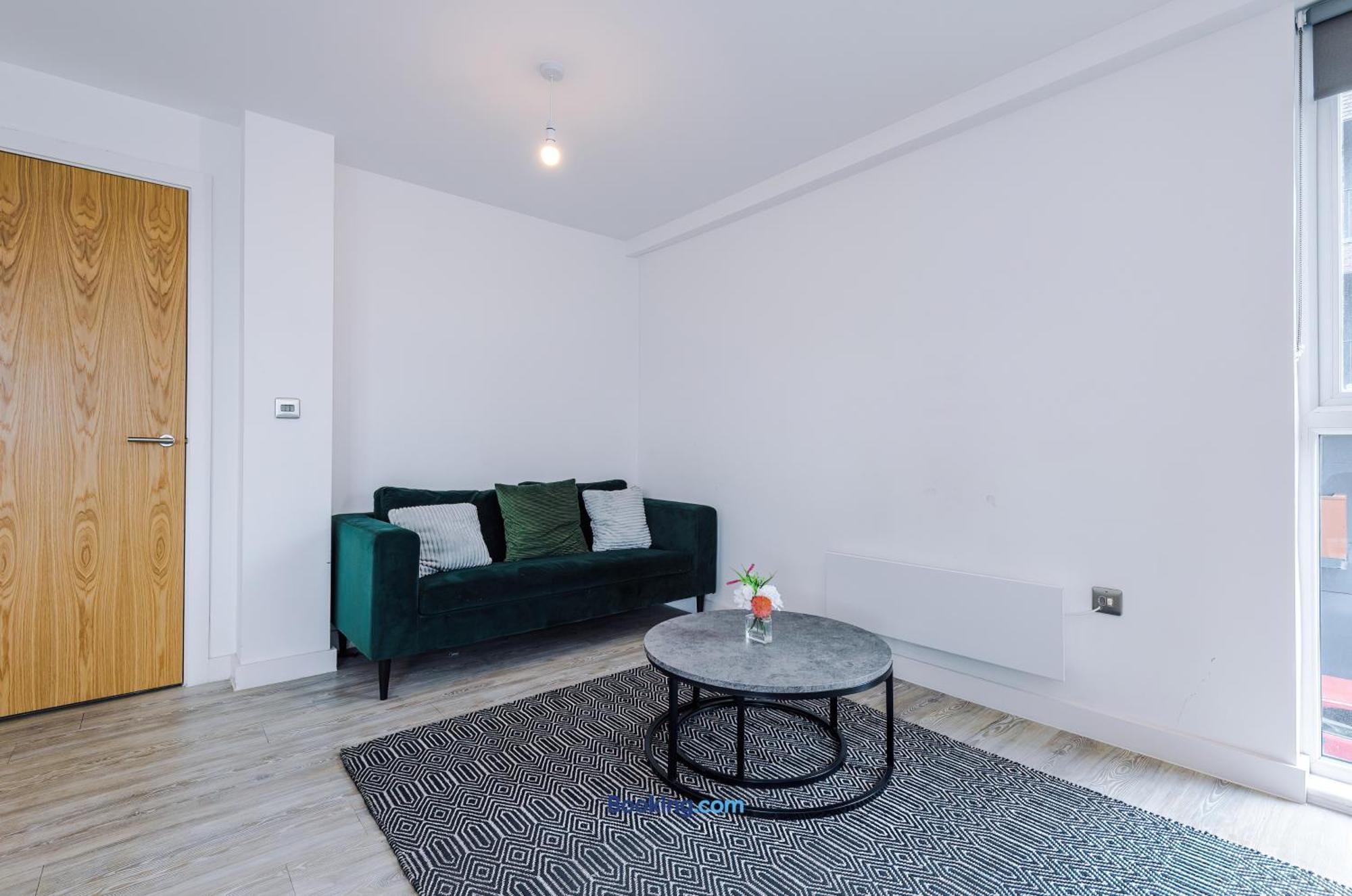 Modern 2 Bed With Balcony By Host A