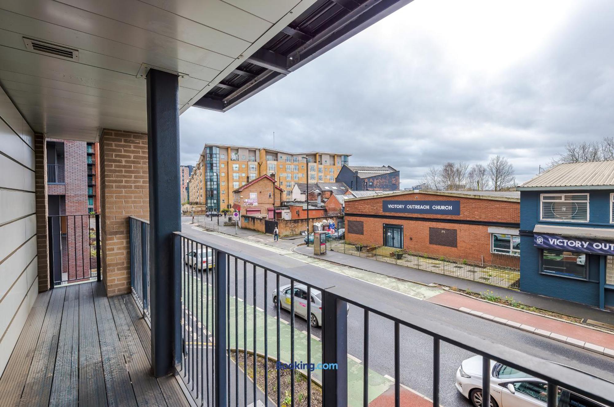 Modern 2 Bed With Balcony By Host A Apartment *