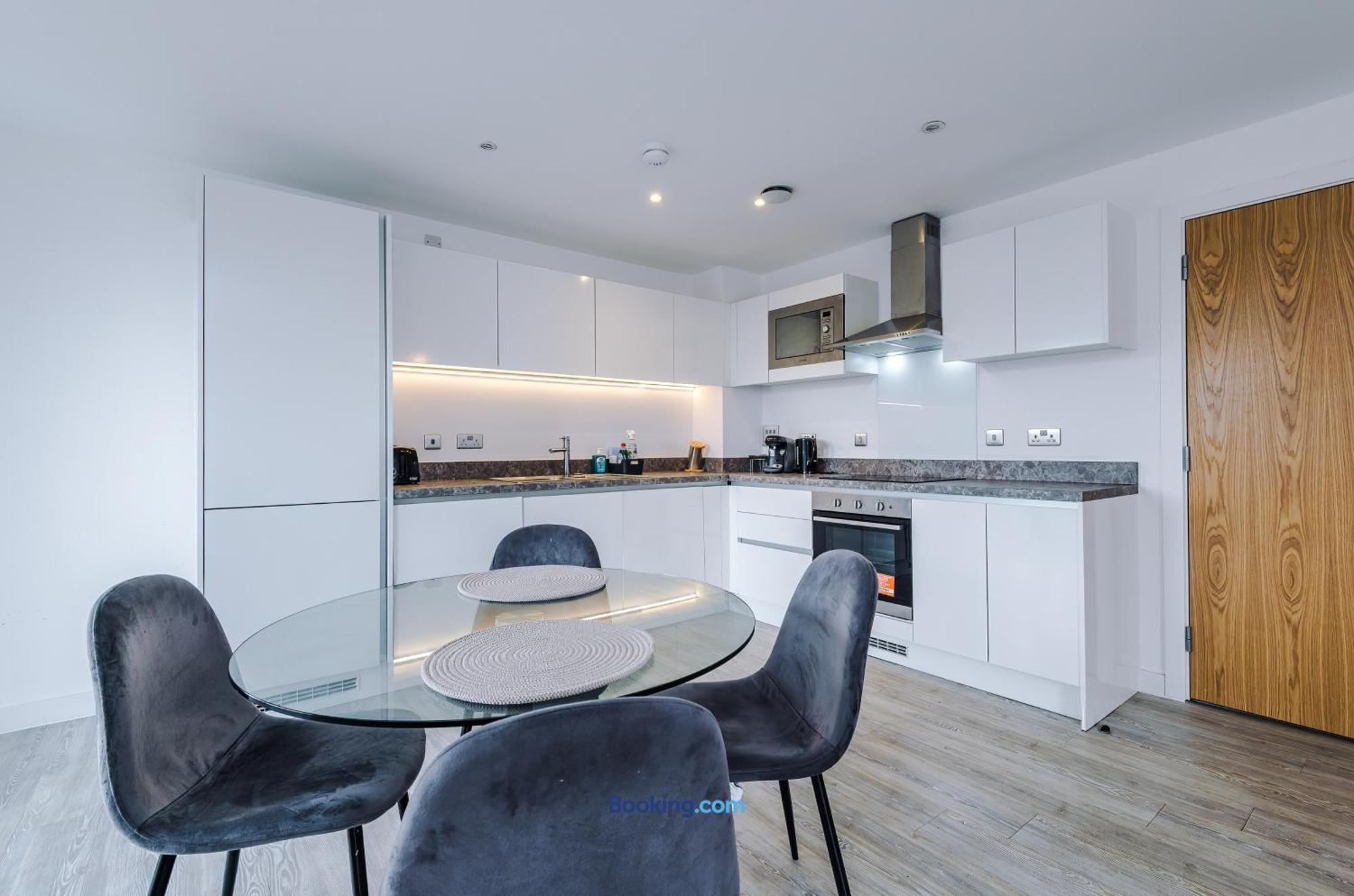 Modern 2 Bed With Balcony By Host A *