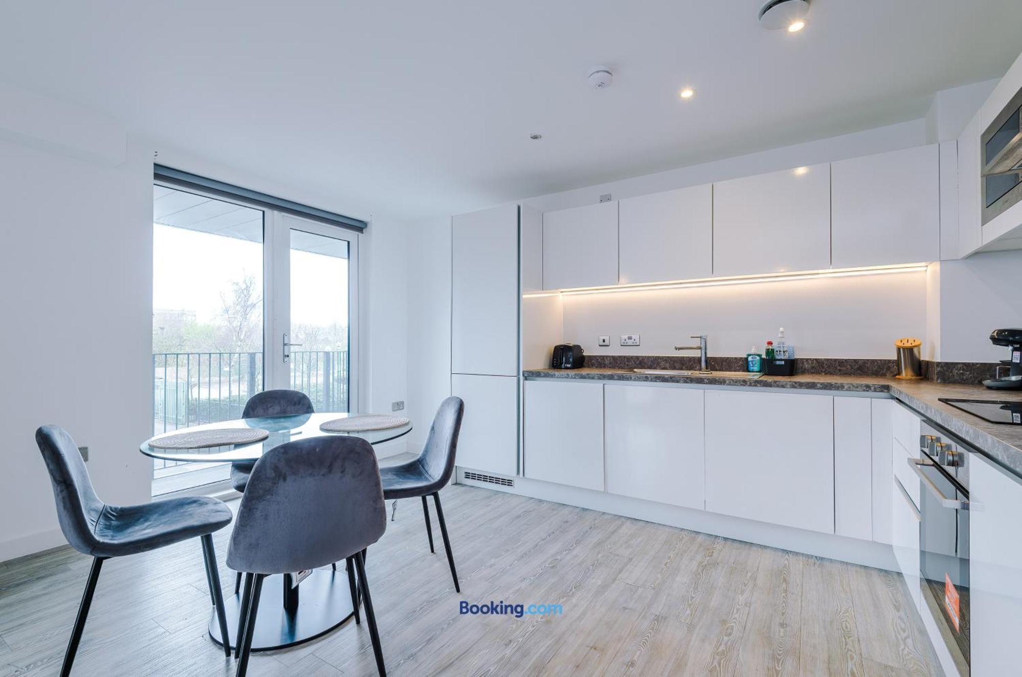 Modern 2 Bed With Balcony By Host A Manchester