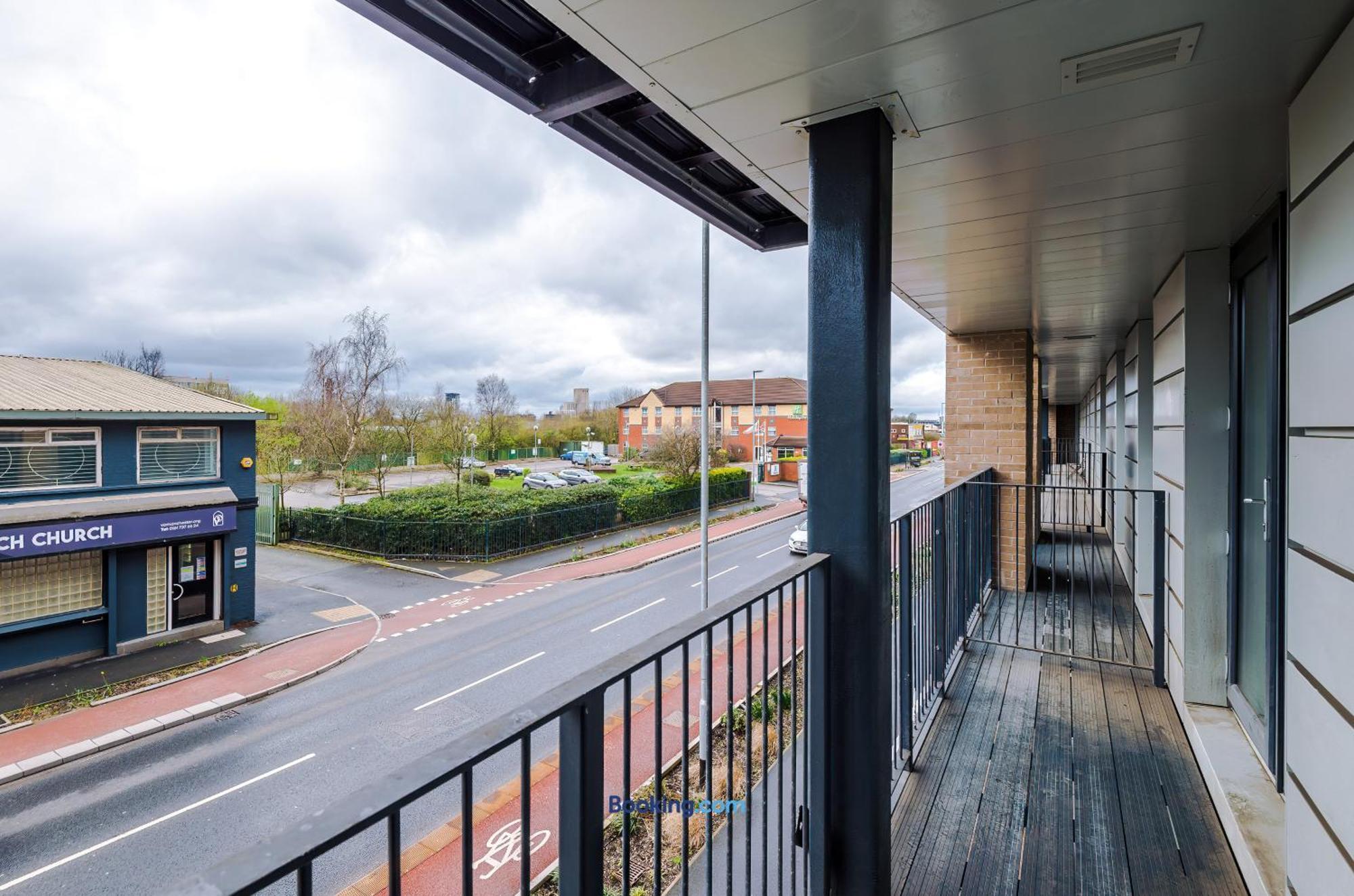 Modern 2 Bed With Balcony By Host A
