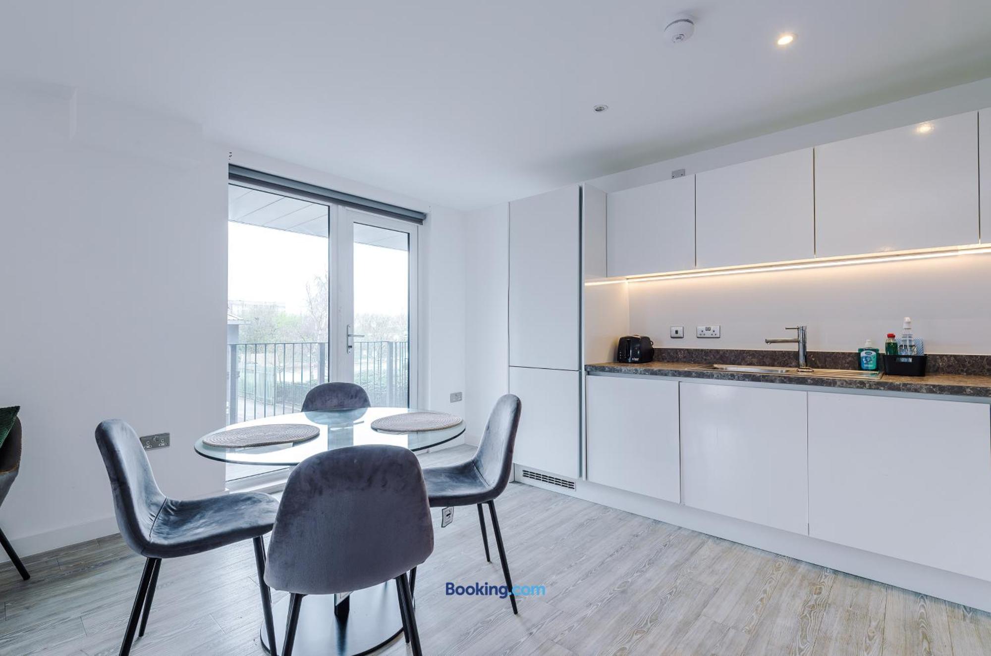 Modern 2 Bed With Balcony By Host A Apartamento *