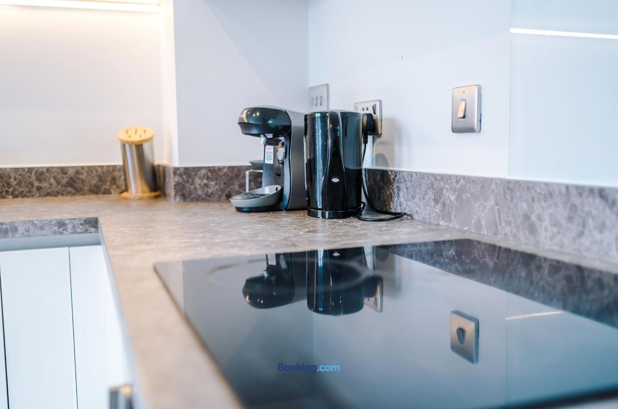 Modern 2 Bed With Balcony By Host A Apartment Manchester