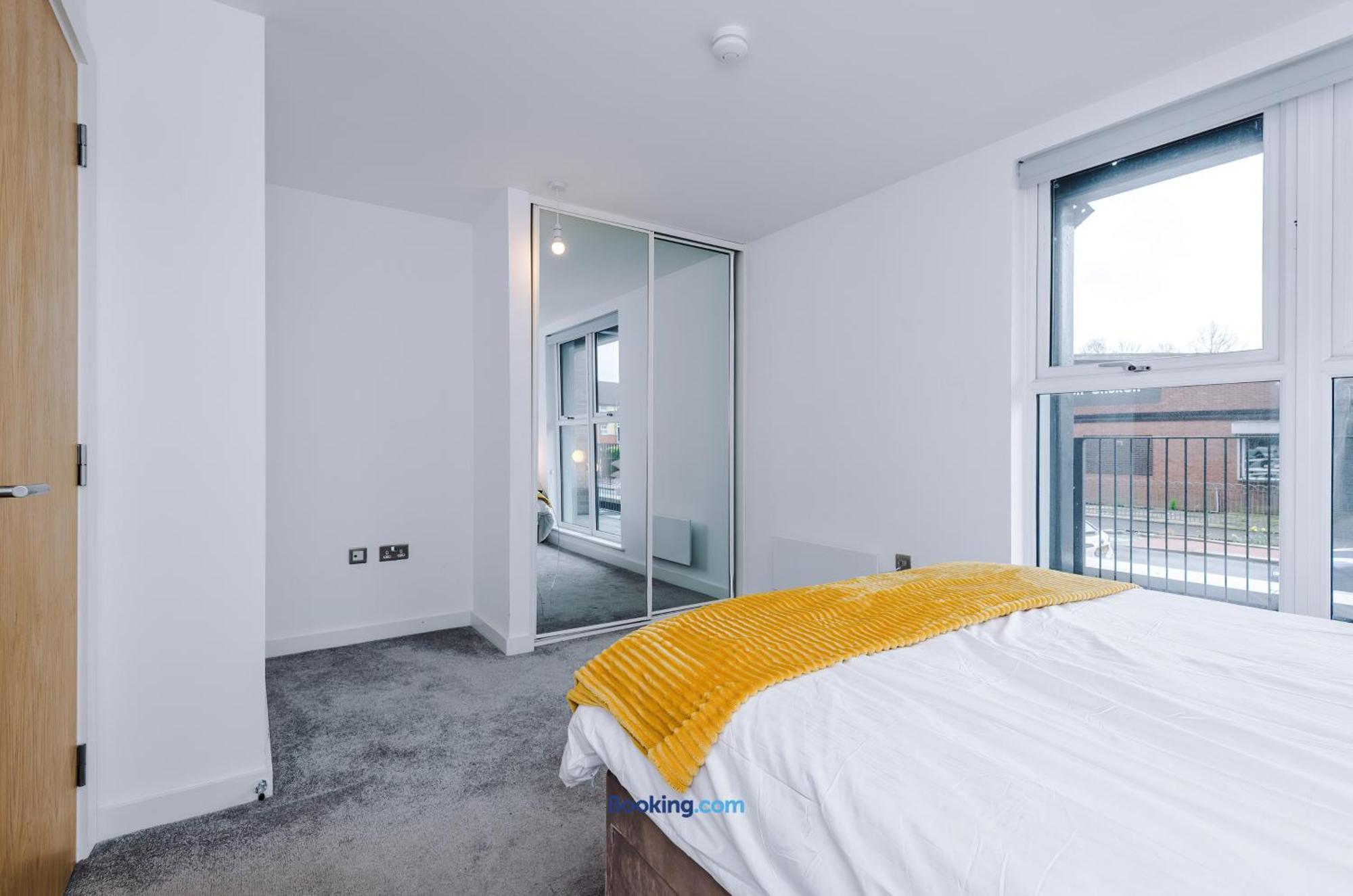 Modern 2 Bed With Balcony By Host A *