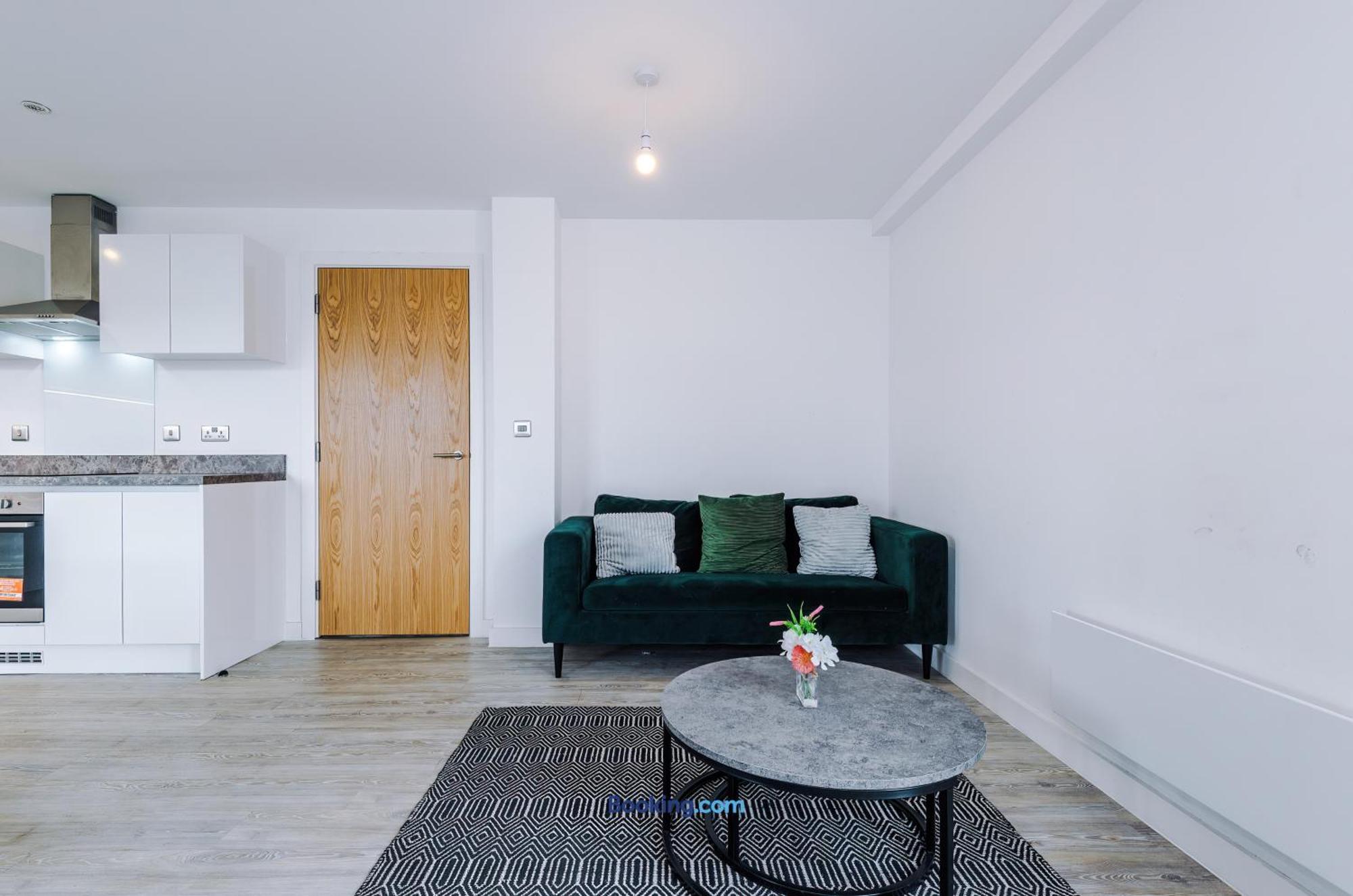 Modern 2 Bed With Balcony By Host A