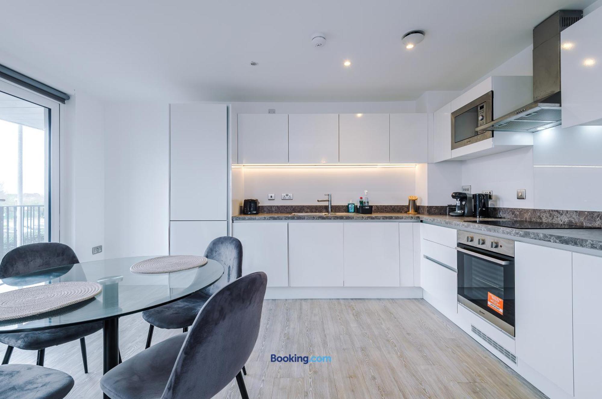 Modern 2 Bed With Balcony By Host A Apartment *