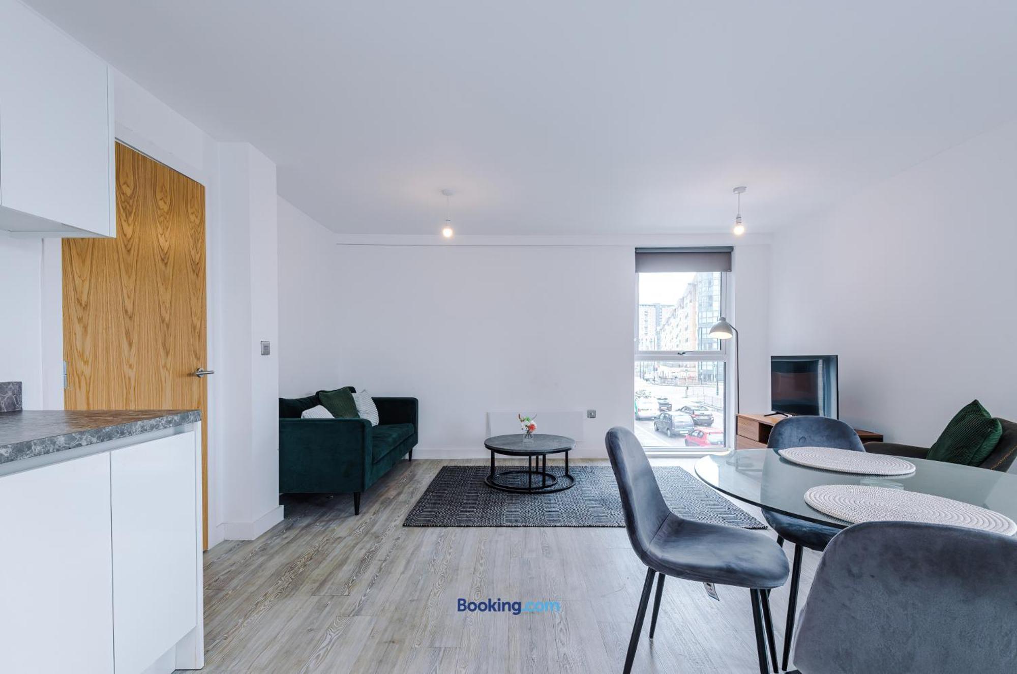 Modern 2 Bed With Balcony By Host A *