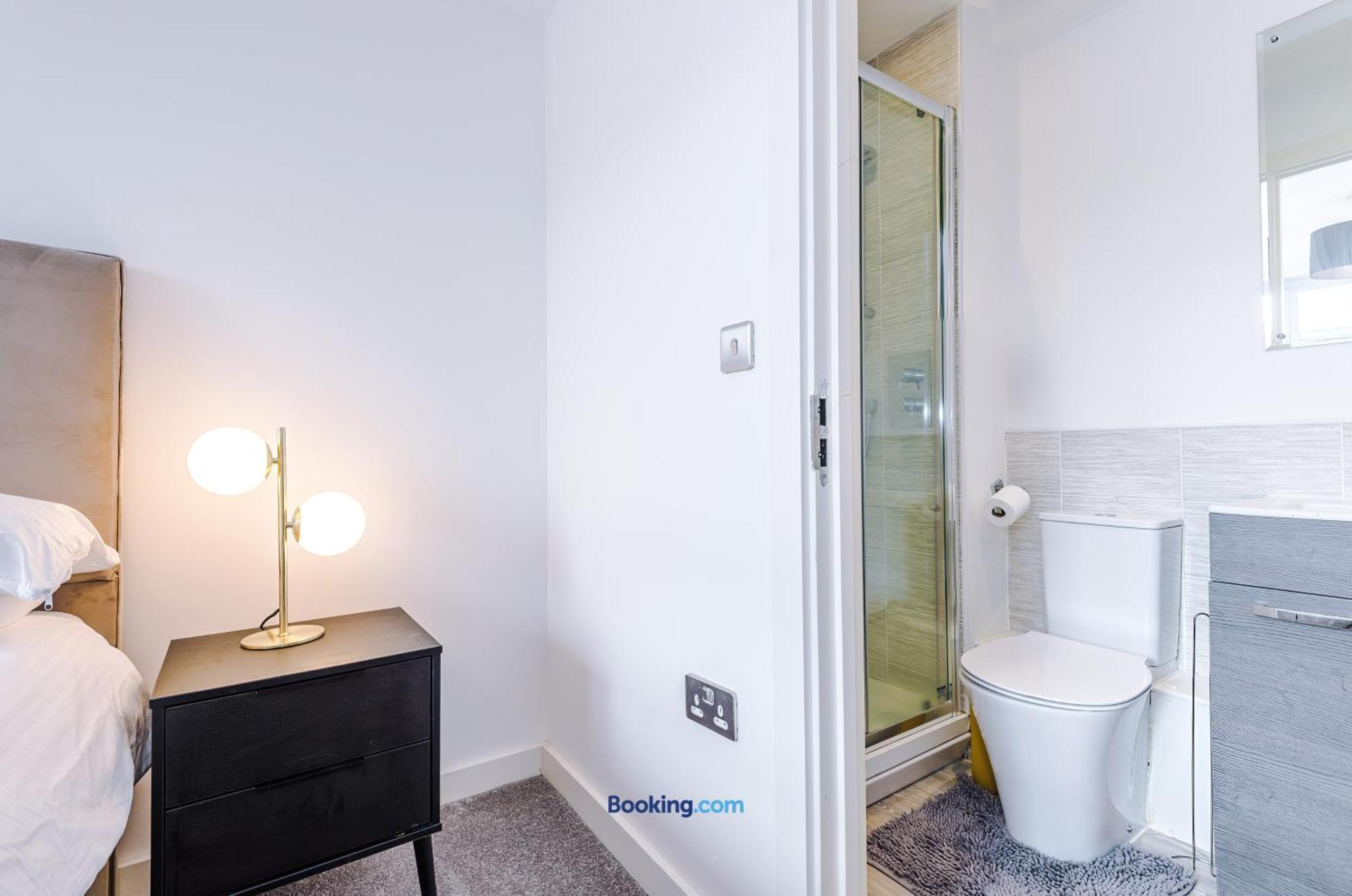 Modern 2 Bed With Balcony By Host A * Manchester