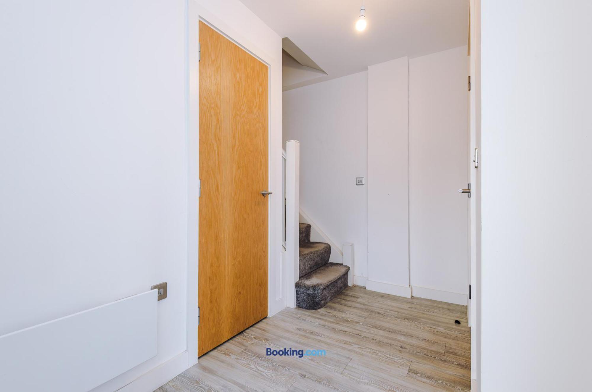 Modern 2 Bed With Balcony By Host A * Manchester