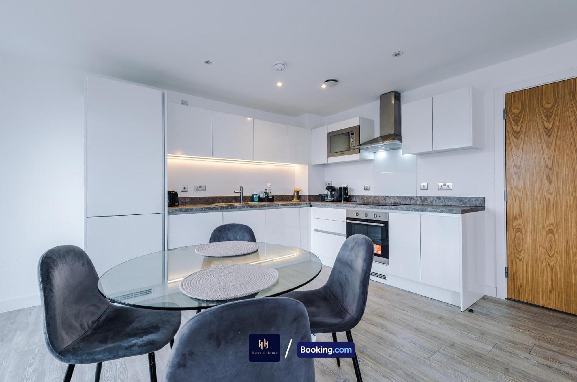 Modern 2 Bed With Balcony By Host A *