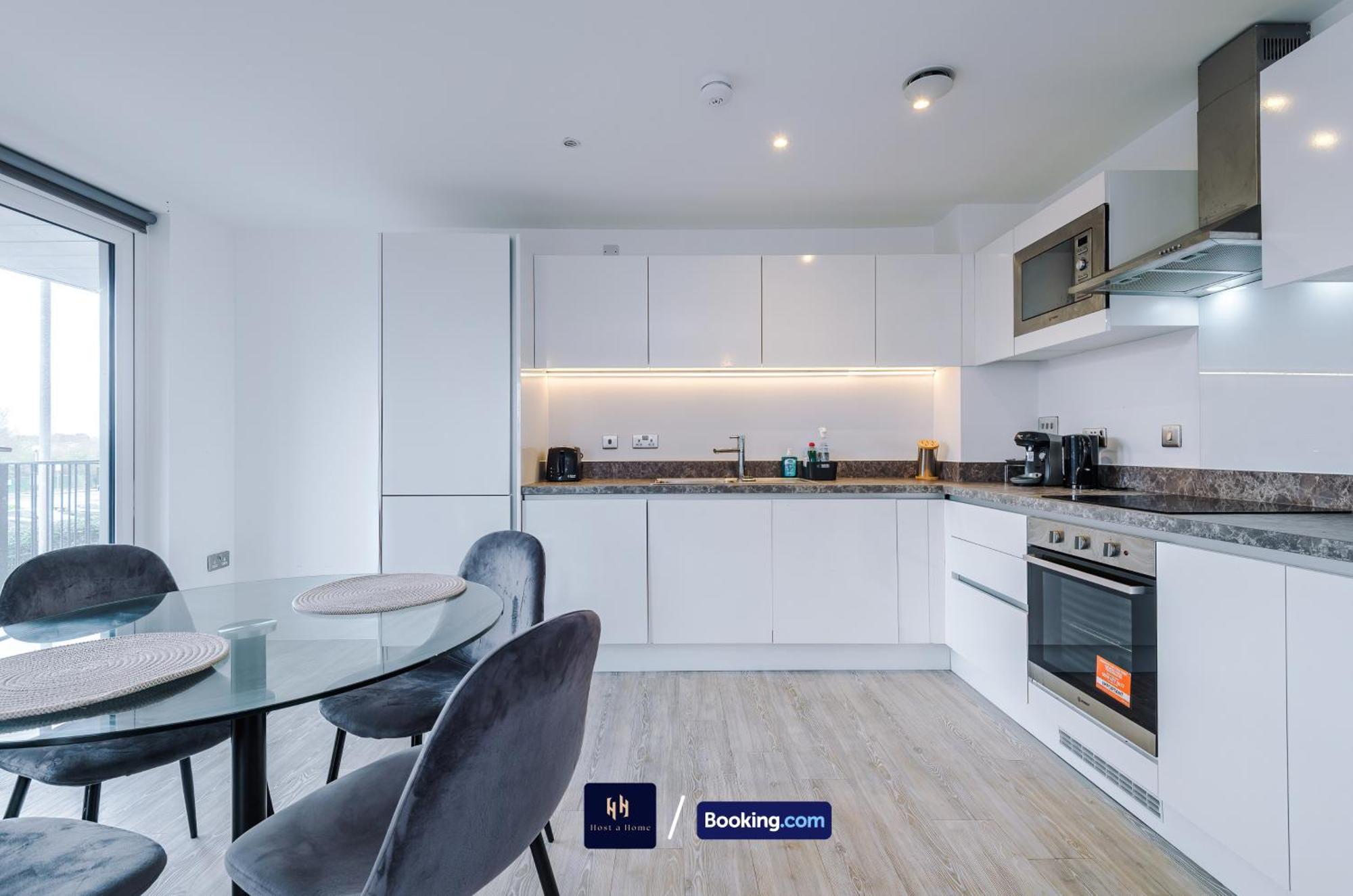 Modern 2 Bed With Balcony By Host A Manchester