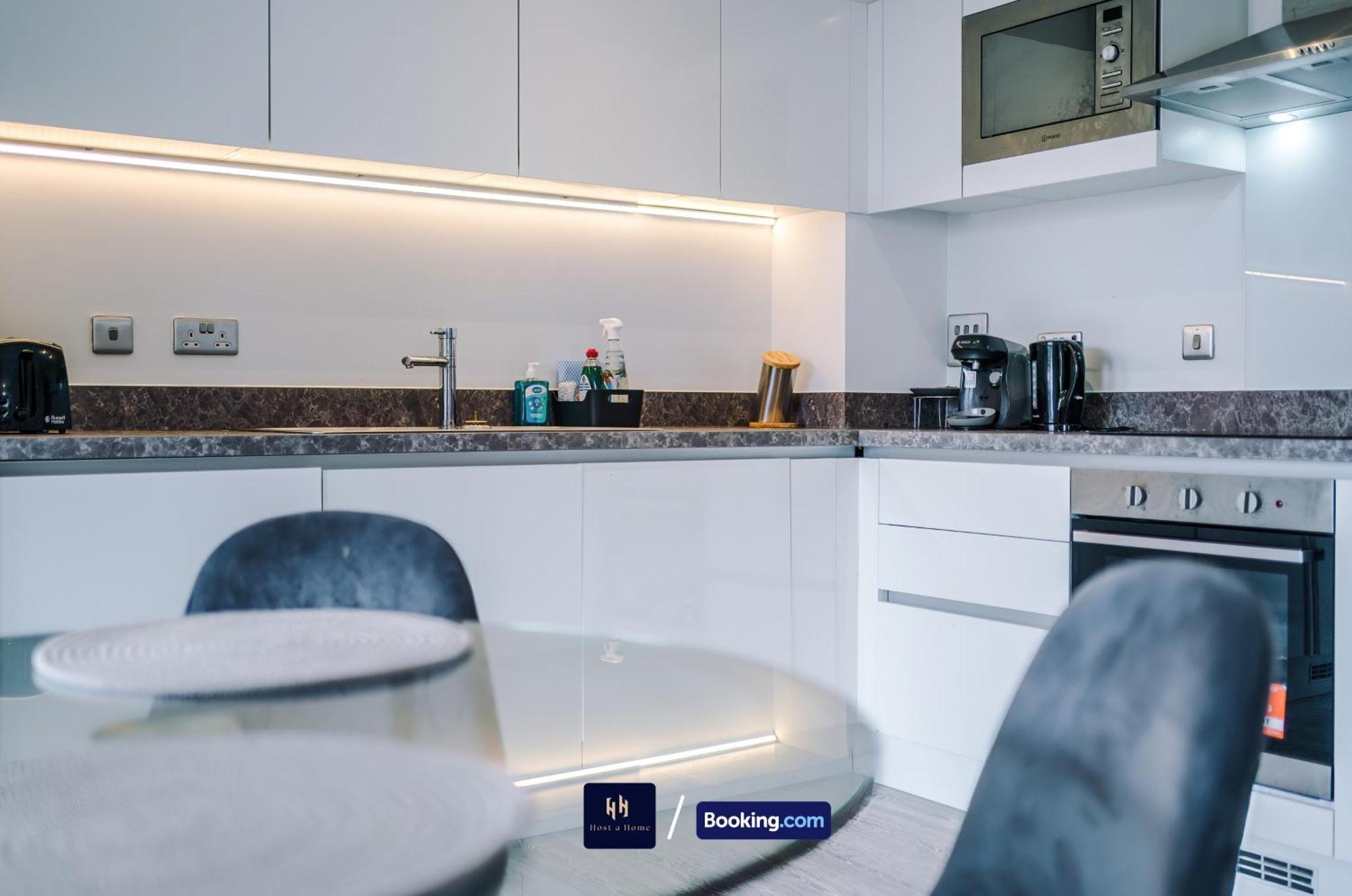 Modern 2 Bed With Balcony By Host A Apartment Manchester