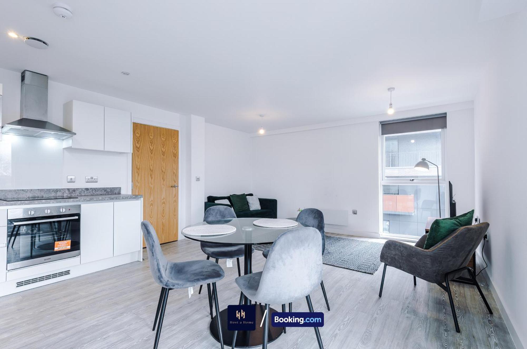 Modern 2 Bed With Balcony By Host A Manchester