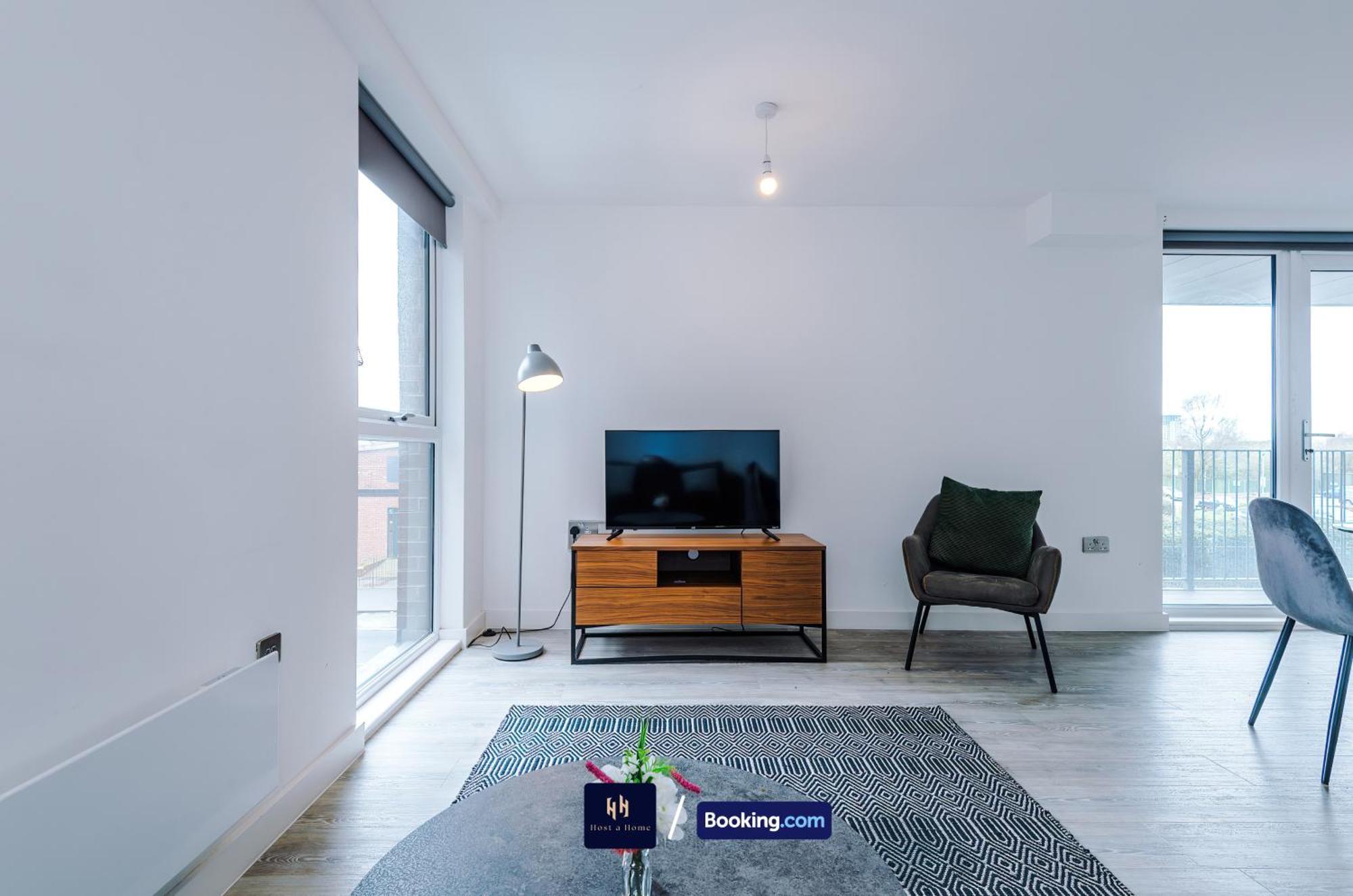 Modern 2 Bed With Balcony By Host A