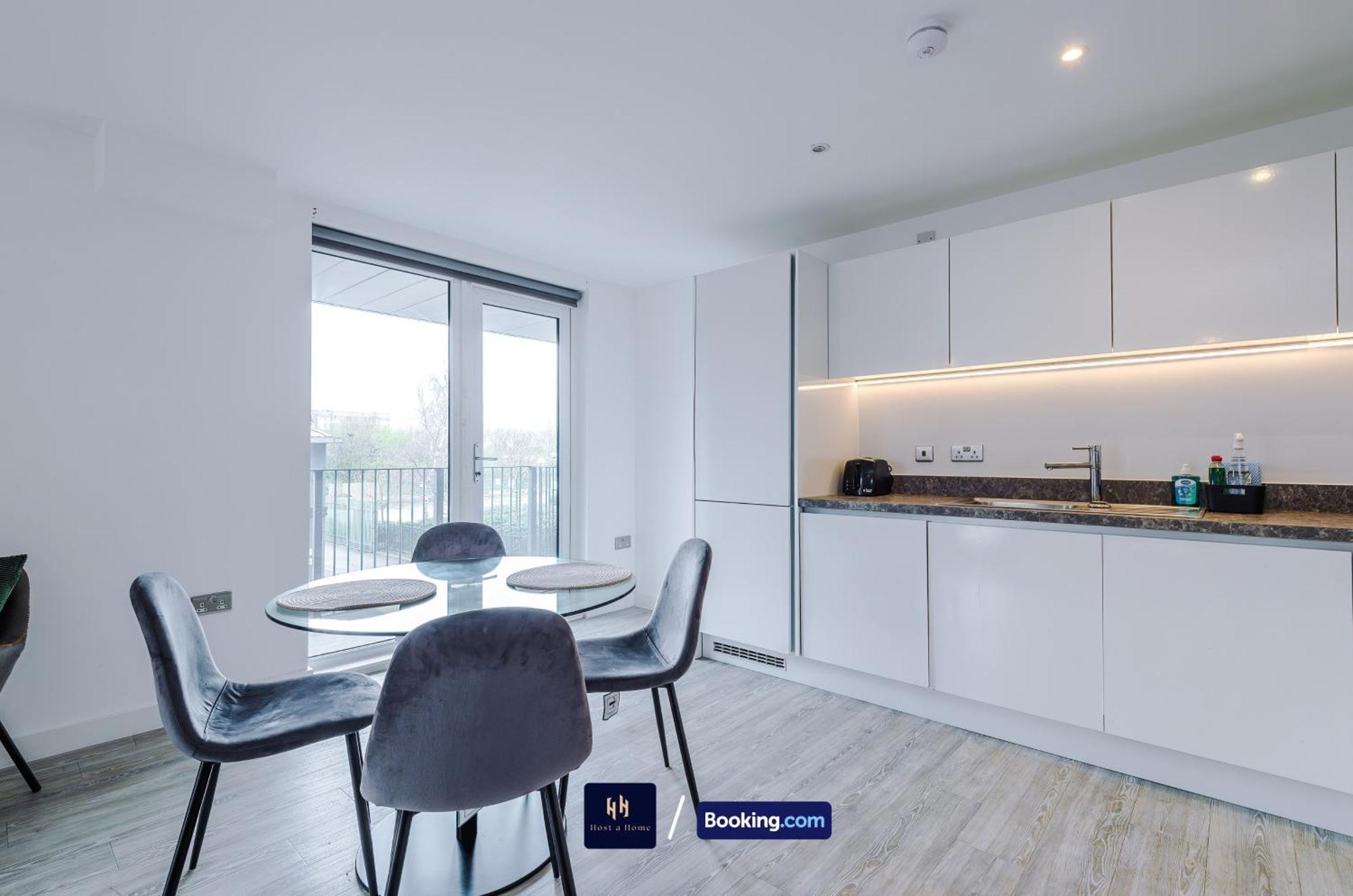 Modern 2 Bed With Balcony By Host A Apartment Manchester