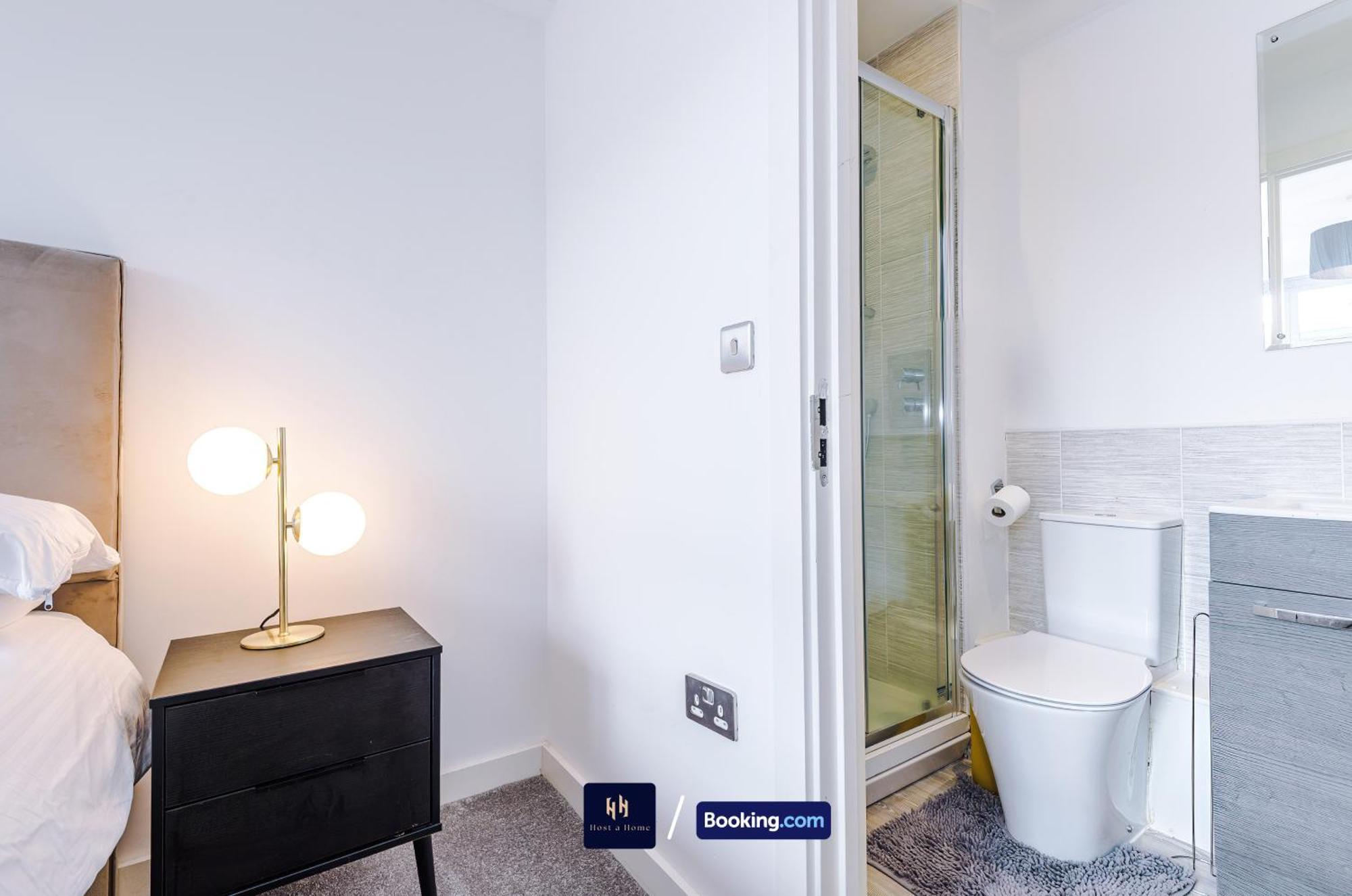 Modern 2 Bed With Balcony By Host A Manchester