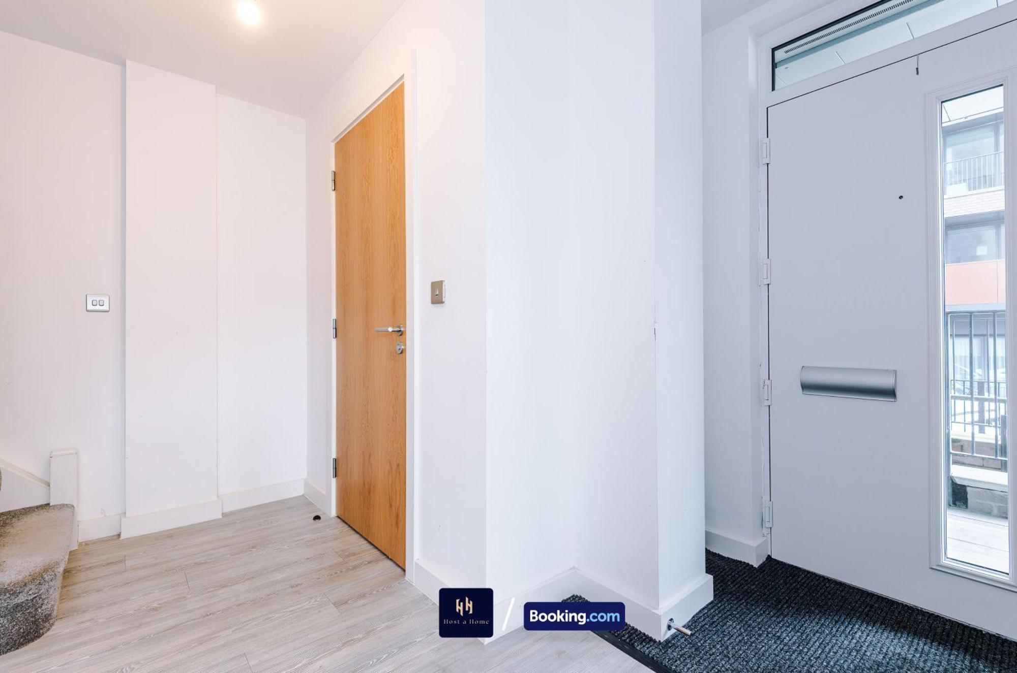 Modern 2 Bed With Balcony By Host A * Manchester