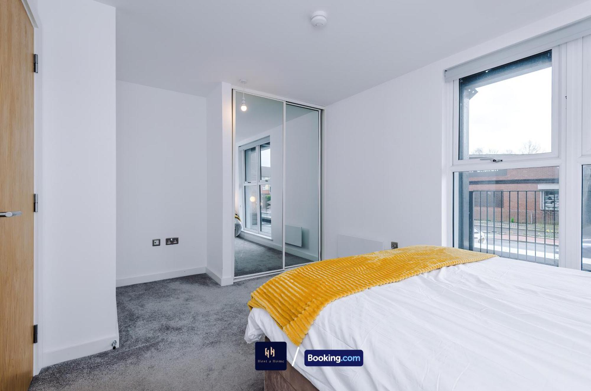 Modern 2 Bed With Balcony By Host A Manchester