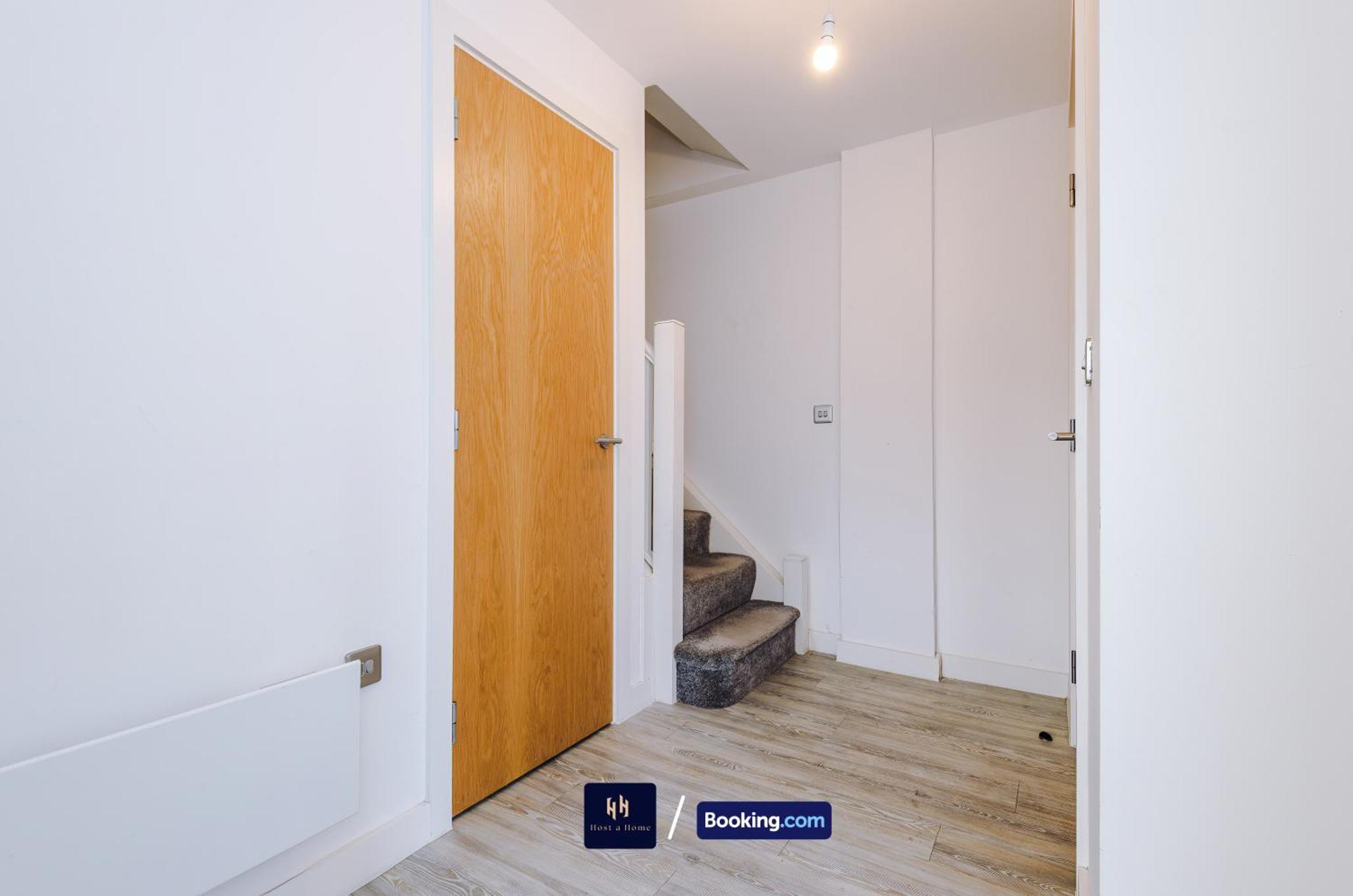 Modern 2 Bed With Balcony By Host A