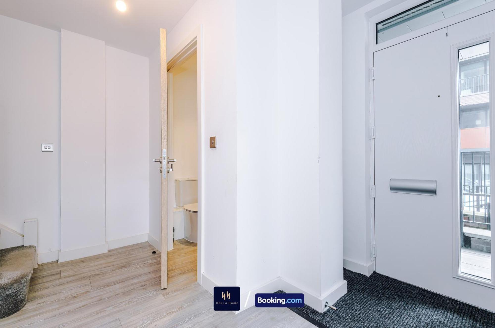 Modern 2 Bed With Balcony By Host A Manchester